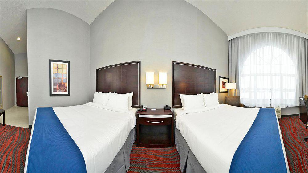 Holiday Inn Express Hotel & Suites Detroit-Utica By Ihg מראה חיצוני תמונה