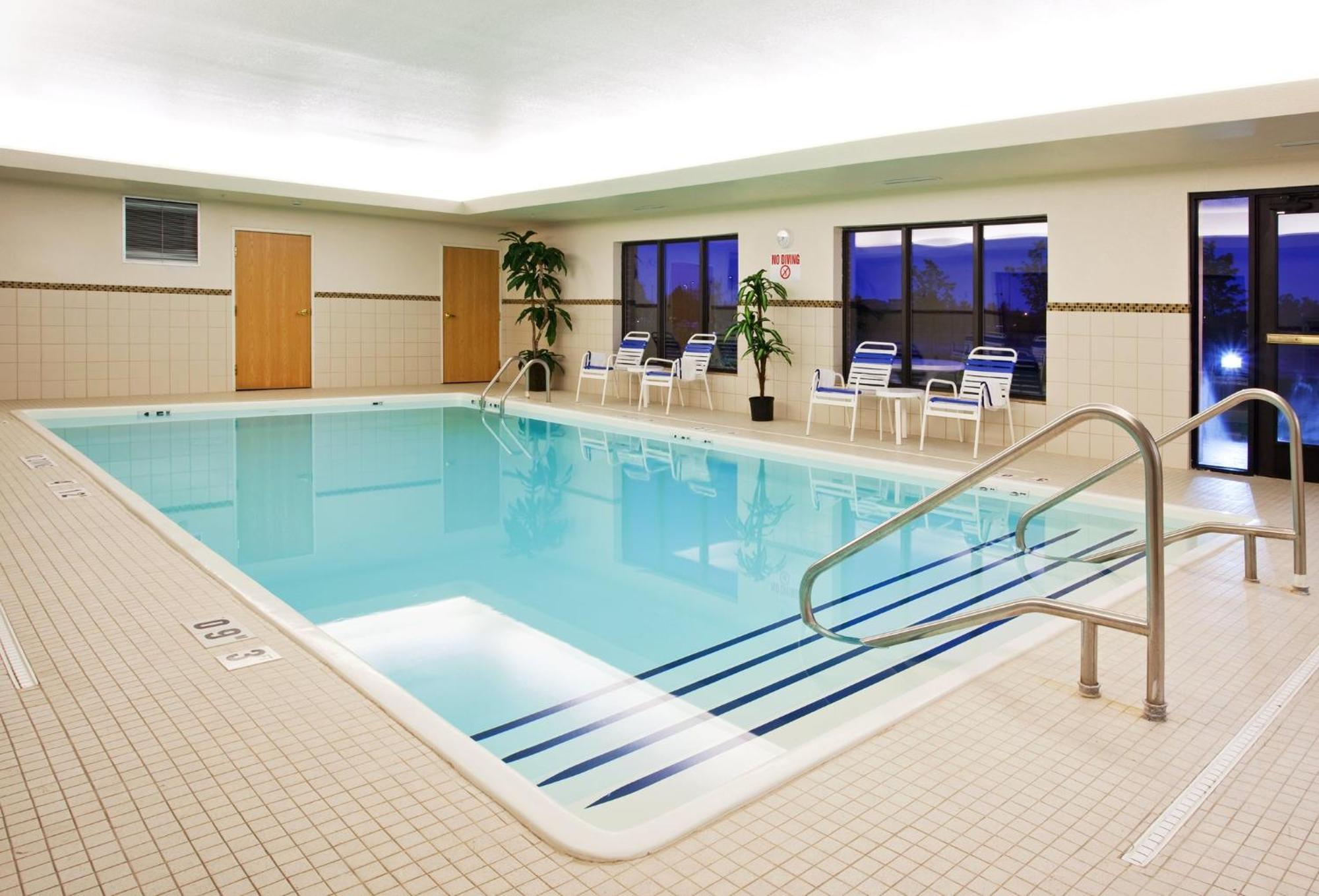Holiday Inn Express Hotel & Suites Detroit-Utica By Ihg מראה חיצוני תמונה