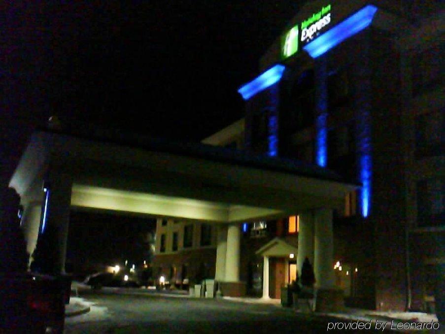 Holiday Inn Express Hotel & Suites Detroit-Utica, An Ihg Hotel מראה חיצוני תמונה